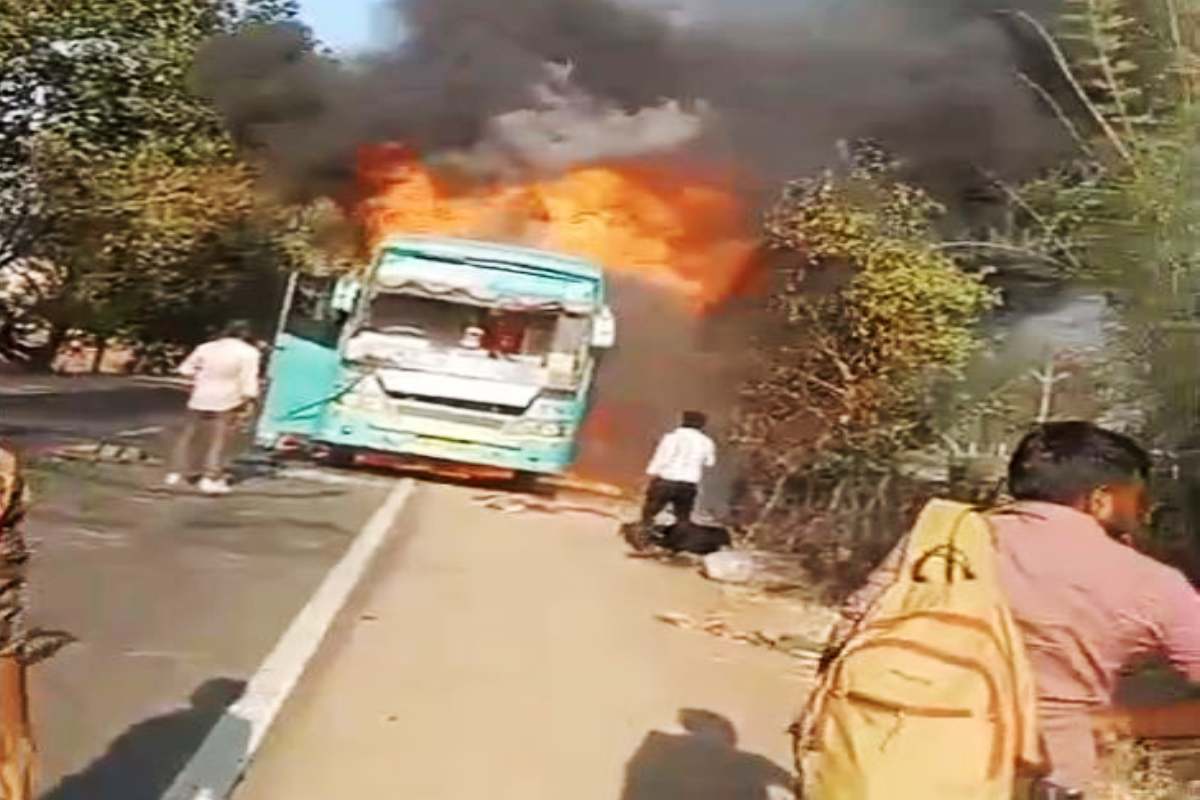 सूरत जा रही 50 से ज्यादा यात्रियों से भरी बस में लगी आग, मची चीख-पुकार | Mp News Bus Fire 50 Passengers Safe Surat Bound Bus Catches Fire