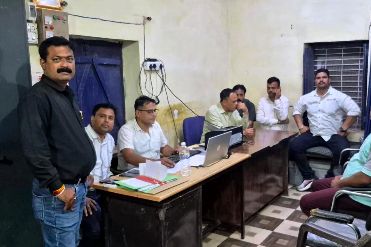 DEO ऑफिस में 80 हजार की रिश्वत लेते धराए 3 बाबू, लोकायुक्त की बड़ी कार्रवाई | 3 Clerks Taking 80 Thousand Bribe At Deo Office Caught By Lokayukta