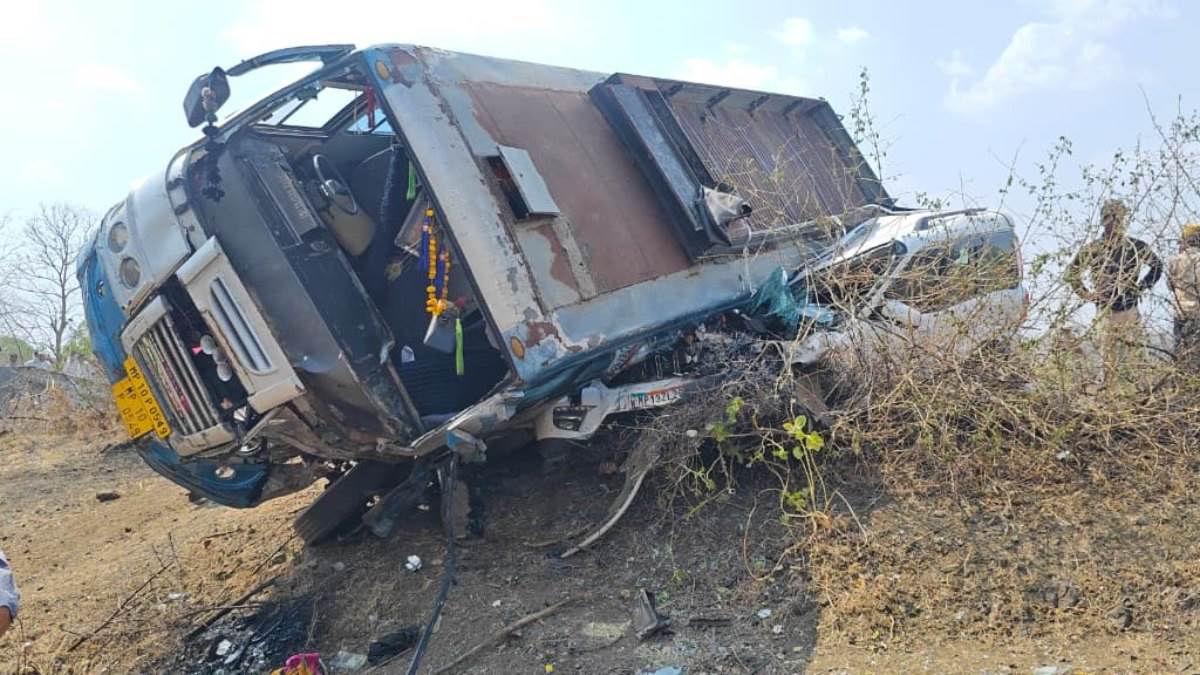 Dewas Accident News: देवास में कमानी पत्ता टूटने से बेकाबू हुई यात्री बस, सामने से आ रहे चार पहिया वाहन से भिड़ी, 10 यात्री घायल