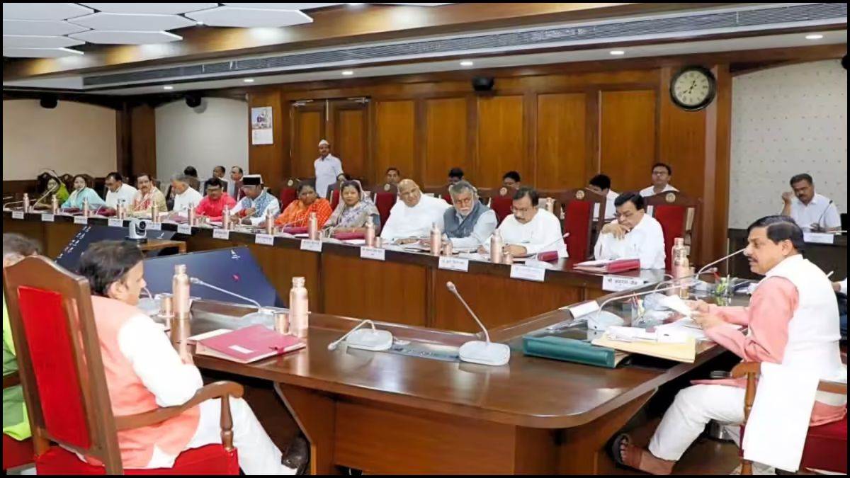 MP कैबिनेट में बड़े फेरबदल की सुगबुगाहट, मंत्रियों के रिपोर्ट कार्ड से तय होगा भविष्य, खराब परफॉर्मेंस वालों की हो सकती है छुट्टी