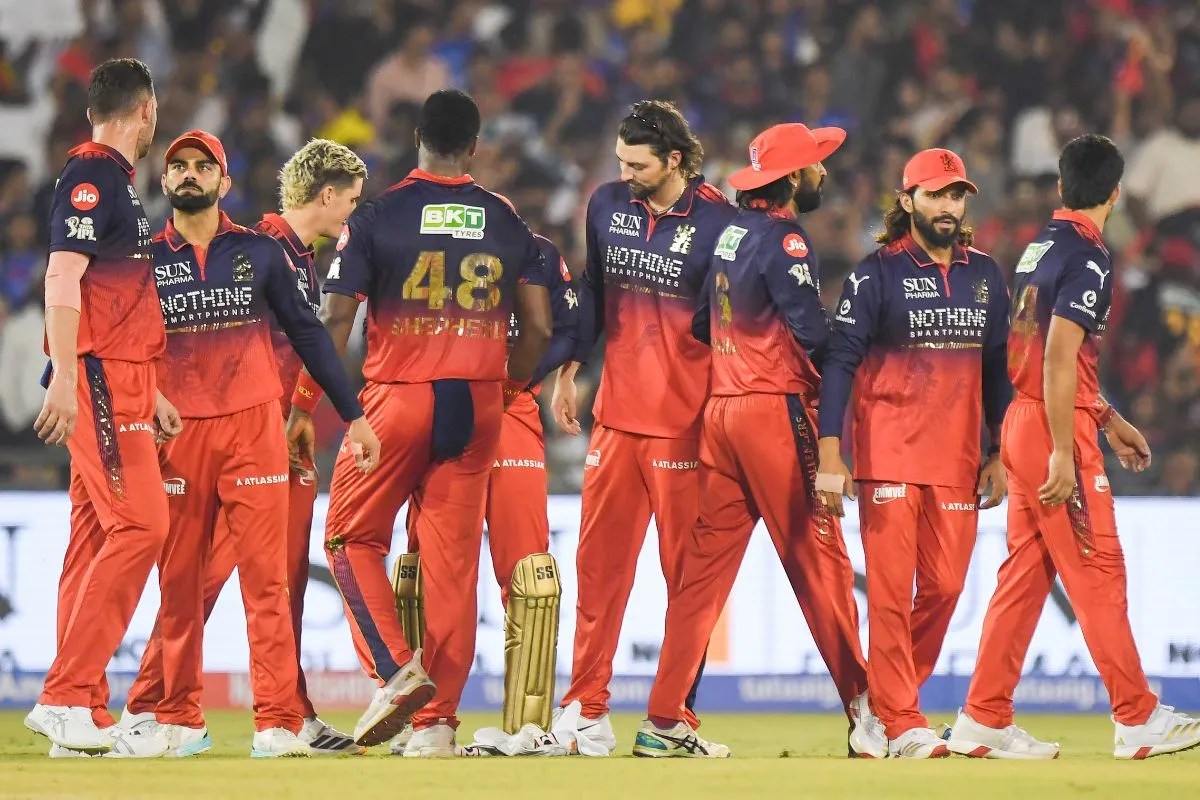 RCB playoffs qualification scenario: टेबल टॉपर बनी आरसीबी अब भी प्लेऑफ की रेस से हो सकती है बाहर, समझें सारे समीकरण