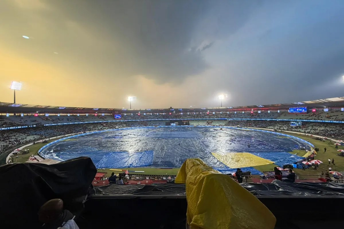 RCB vs KKR: गीले मैदान के कारण टॉस में देरी, मैदान कवर्स से ढका, जानें कब शुरू होगा मैच RCB vs KKR: गीले मैदान के कारण टॉस में देरी, मैदान कवर्स से ढका, जानें कब शुरू होगा मैच