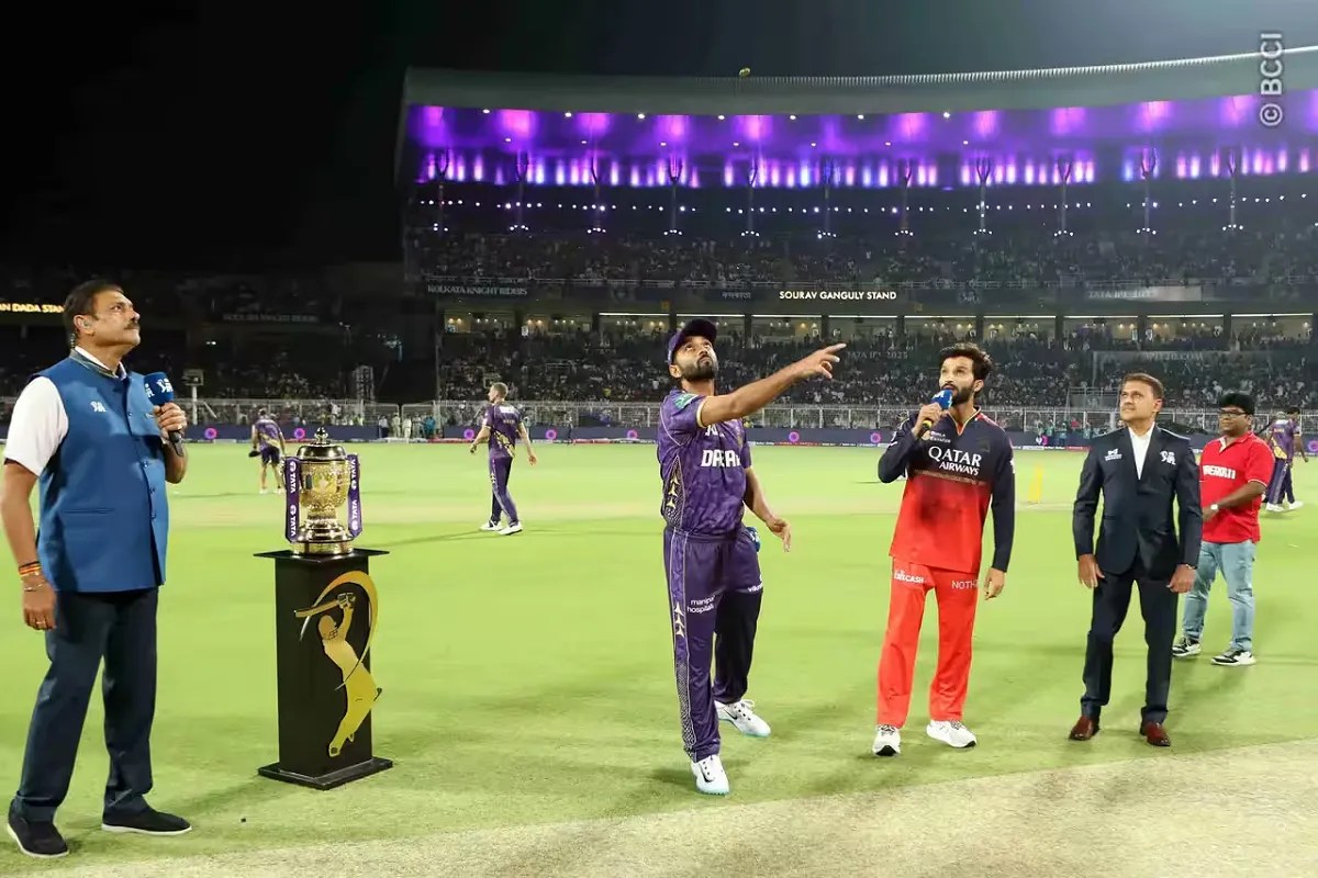 RCB vs KKR: बेंगलुरु ने टॉस जीतकर गेंदबाजी चुनी, नहीं हुई ओवरों में कोई कटौती, देखें प्लेइंग 11