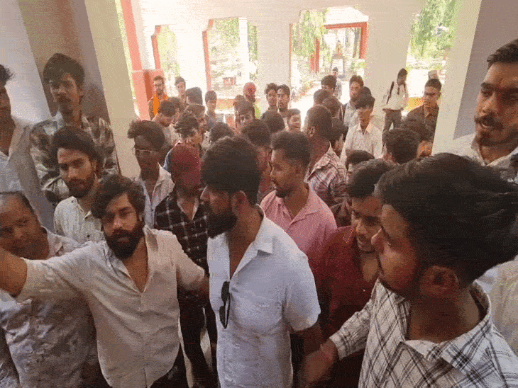 इंदौर DAVV में करणी सेना का प्रदर्शन:  प्रबंधन से जांच कमेटी बनाने मांग की, यूनिवर्सिटी के प्लेसमेंट ऑफिसर को लेकर उठाए सवाल – Indore News