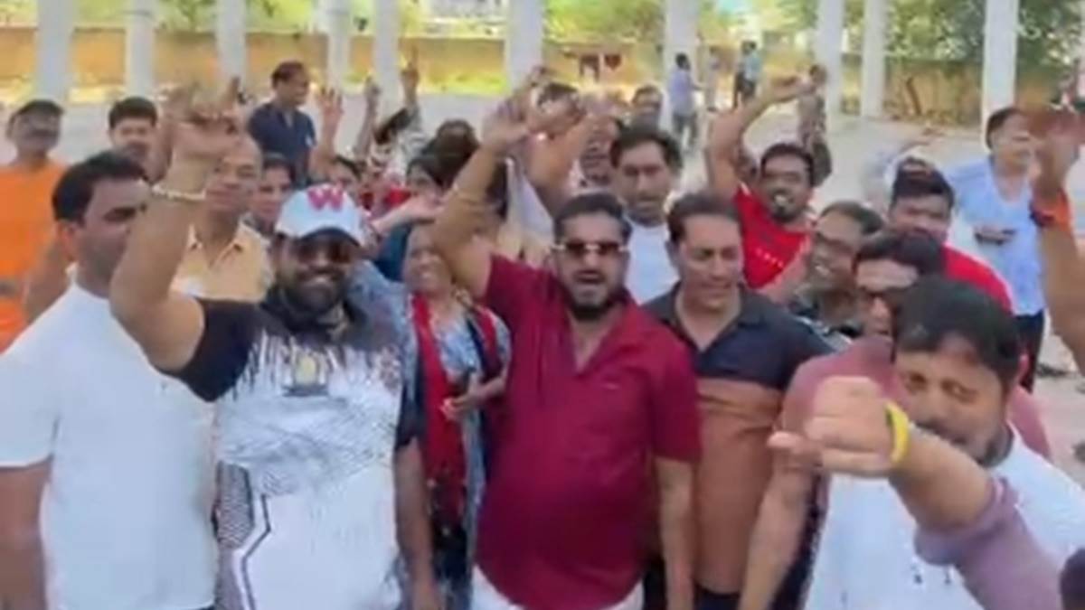 इंदौर के खजराना इलाके में तपेश्वरी बाग टंकी पर फूटा लोगों का गुस्सा, नगर निगम का हाइड्रेंट गिराया