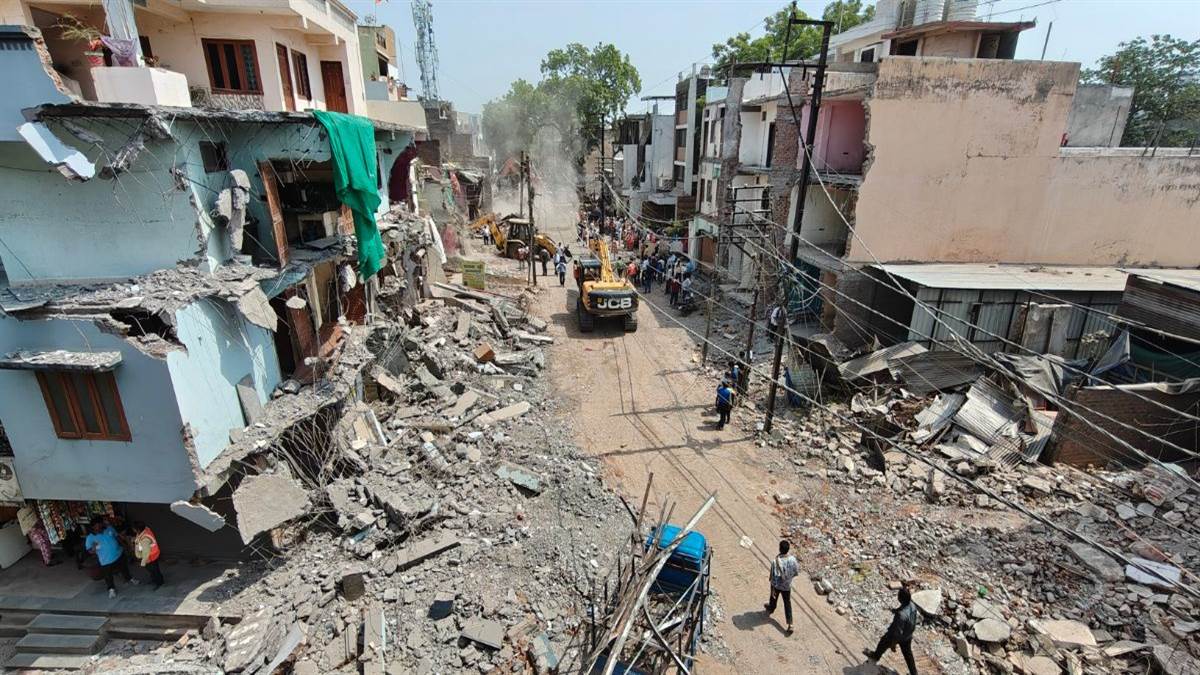 इंदौर के जिंसी में सड़क चौड़ीकरण के लिए चला बुलडोजर, 100 साल से पुराने मकान भी तोड़े, आज छावनी में टूटेंगे इंदौर के जिंसी में सड़क चौड़ीकरण के लिए चला बुलडोजर, 100 साल से पुराने मकान भी तोड़े, आज छावनी में टूटेंगे
