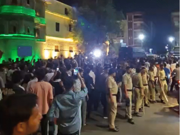 इंदौर के रजत पाटीदार ने RCB को फिर बनाया चैंपियन: बेंगलुरु ने दूसरी बार जीती IPL ट्रॉफी; राजबाड़ा पर तिरंगा लेकर जश्न, मिठाइयां बांटीं – Indore News इंदौर के रजत पाटीदार ने RCB को फिर बनाया चैंपियन: बेंगलुरु ने दूसरी बार जीती IPL ट्रॉफी; राजबाड़ा पर तिरंगा लेकर जश्न, मिठाइयां बांटीं – Indore News