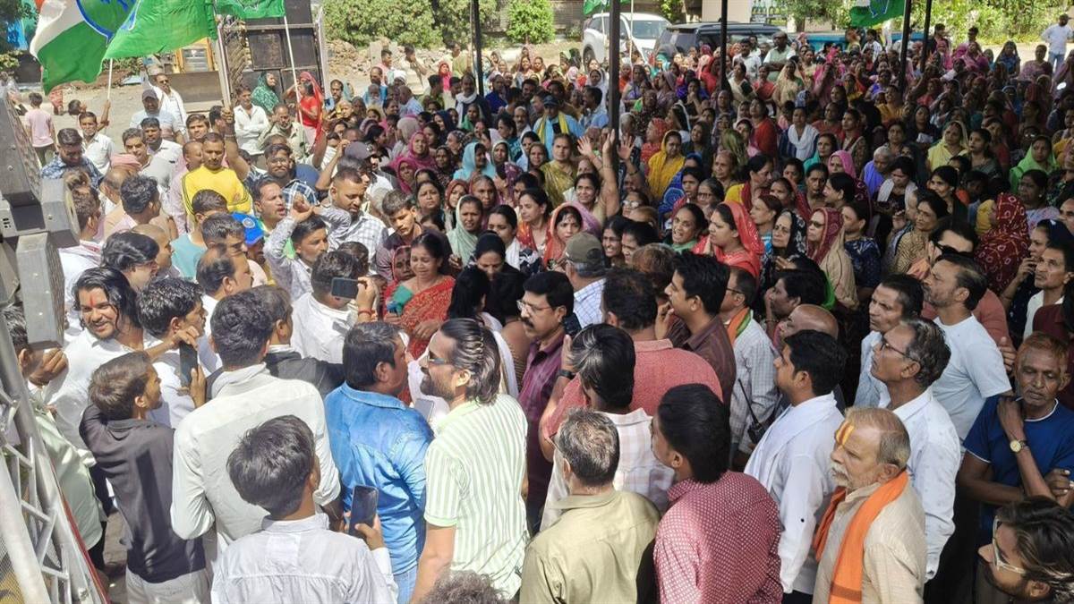 इंदौर में जलसंकट के खिलाफ कांग्रेस ने किया विरोध, निगम मुख्यालय-जोन कार्यालय पर फोड़े मटके