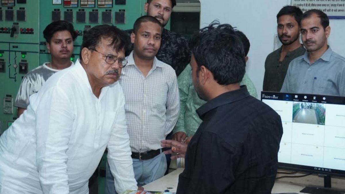एक्शन में ऊर्जा मंत्री प्रद्युम्न सिंह तोमर, ग्वालियर में रात को किया निरीक्षण, लापरवाही देख अधिकारियों को लगाई फटकार