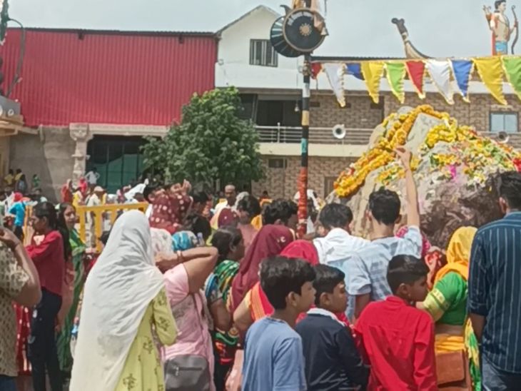 कुबेरेश्वरधाम में 50 हजार श्रद्धालुओं ने किए दर्शन:  5 क्विंटल बलूसाई, 10 क्विंटल नमकीन और भोजन प्रसादी वितरित – Sehore News