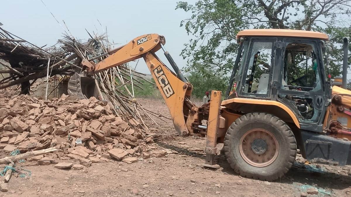 चीता प्रोजेक्ट: बांध स्थल ढोड़न गांव में अतिक्रमण हटाने के दौरान ग्रामीणों न प्रशासन की गाड़ियां तोड़ी