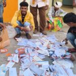 झाबुआ में सड़क पर बिखरे आधार, पैन कार्ड:  डाक विभाग को घर-घर पहुंचाने थे, एसडीएम ने कहा- कर्मचारियों की गलती होने पर कार्रवाई करेंगे – Jhabua News