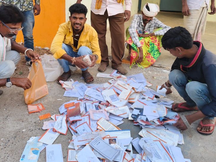 झाबुआ में सड़क पर बिखरे आधार, पैन कार्ड: डाक विभाग को घर-घर पहुंचाने थे, एसडीएम ने कहा- कर्मचारियों की गलती होने पर कार्रवाई करेंगे – Jhabua News झाबुआ में सड़क पर बिखरे आधार, पैन कार्ड: डाक विभाग को घर-घर पहुंचाने थे, एसडीएम ने कहा- कर्मचारियों की गलती होने पर कार्रवाई करेंगे – Jhabua News