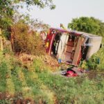नरसिंहपुर के नेशनल हाईवे-44 पर पलटी बस, 6 लोग घायल:  नेपाल से बेंगलुरु जा रही थी बस, वाहन अनियंत्रित होने से हुआ हादसा – Narsinghpur News
