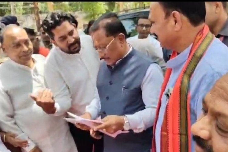 ब्लाक कांग्रेस कमेटी ने चिरमिरी के विकास एवं जनहित की मांगों को लेकर मुख्यमंत्री विष्णुदेव साय को चिरमिरी प्रवास के दौरान सौंपा ज्ञापन,,,
