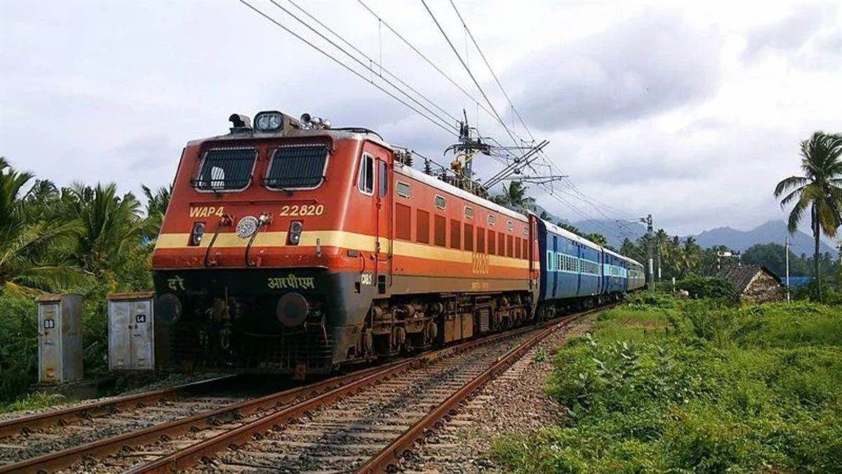 महू-चित्तौड़गढ़ ट्रेन को मिली नई रफ्तार, डेमू की जगह इलेक्ट्रिक इंजिन और आईसीएफ कोच