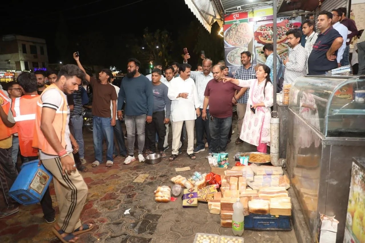 रतन स्वीट्स एंड बेकरी पर प्रशासन की बड़ी कार्रवाई | Neemuch Administration Takes Major Action Against Ratan Sweets And Bakery