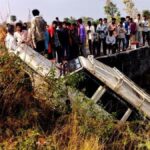 रतलाम में रिवर्स लेते समय खाई में गिरा मजदूरों से भरा वाहन, बड़ा हादसा टला, 16 सीटर वाहन में बैठा रखे थे करीब 50 लोग