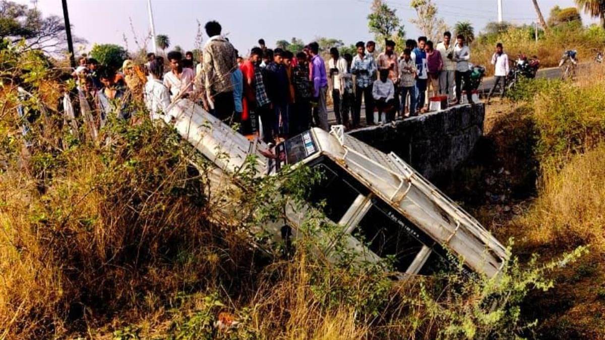 रतलाम में रिवर्स लेते समय खाई में गिरा मजदूरों से भरा वाहन, बड़ा हादसा टला, 16 सीटर वाहन में बैठा रखे थे करीब 50 लोग