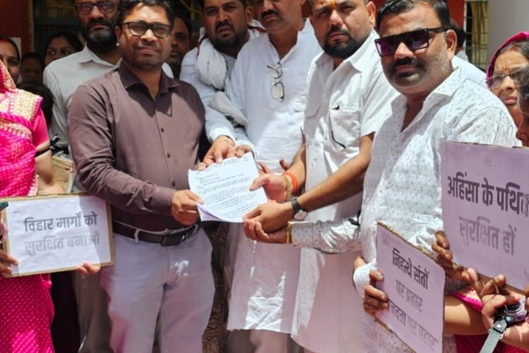 रीवा में जैन साध्वी की संदिग्ध सड़क दुर्घटना में हुई मृत्यु के विरोध में चिरमिरी में जैन समाज ने मौन जुलूस निकालकर एसडीएम को सौंपा ज्ञापन,,,