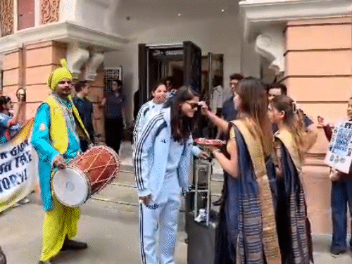 विमेंस टीम इंडिया टी-20 वर्ल्ड कप खेलने इंग्लैंड रवाना:तिलक लगाकर विदाई दी गई; पिछले साल वनडे वर्ल्डकप जीता था विमेंस टीम इंडिया टी-20 वर्ल्ड कप खेलने इंग्लैंड रवाना:तिलक लगाकर विदाई दी गई; पिछले साल वनडे वर्ल्डकप जीता था