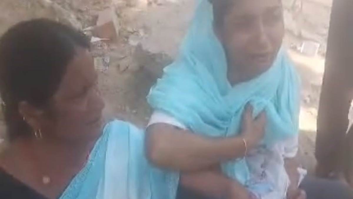 श्‍योपुर में दफ्तरों के चक्कर काटने के बाद भी नहीं हुई सुनवाई तो महिला और उसकी बेटी बाबू की टेबल से फाइल ले भागीं, बाबू भी दौड़ पड़े, वीडियो वायरल