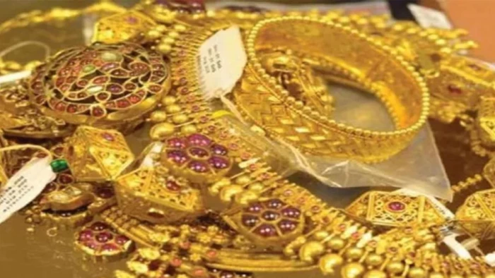 सराफा बाजार: विदेशों में मजबूती के बावजूद इंदौर में सोना स्थिर, चांदी घटी सराफा बाजार: विदेशों में मजबूती के बावजूद इंदौर में सोना स्थिर, चांदी घटी