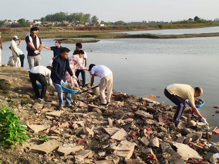 साइकिल से तालाब पहुंचे अशोकनगर कलेक्टर:  तुलसी सरोवर में उतरकर की साफ-सफाई; जल गंगा संवर्धन अभियान के तहत किया श्रमदान – Ashoknagar News
