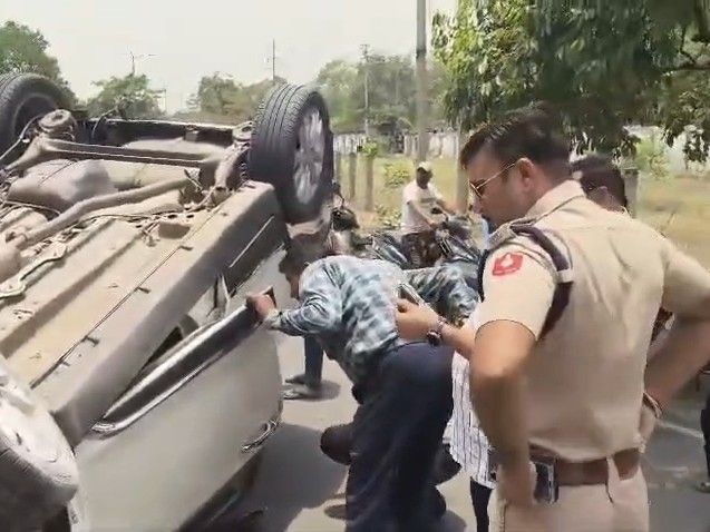 सिंगरौली में एनसीएल निगाही में कार पलटी, तीन सुरक्षित: न्यू शॉपिंग सेंटर के पास हादसा, नेहरू शताब्दी अस्पताल में इलाज – Singrauli News सिंगरौली में एनसीएल निगाही में कार पलटी, तीन सुरक्षित: न्यू शॉपिंग सेंटर के पास हादसा, नेहरू शताब्दी अस्पताल में इलाज – Singrauli News