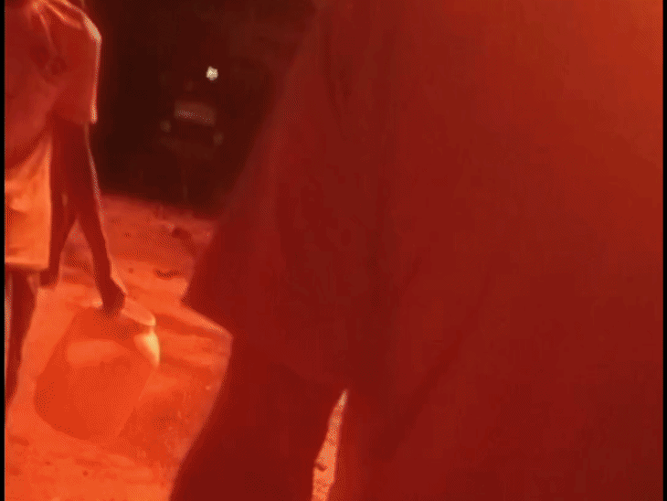सीहोर के डाबरी गांव में भीषण आग से मकान राख:  फायर ब्रिगेड पहुंचने से पहले लाखों का राशन, नकदी और दस्तावेज जलकर खाक – Sehore News