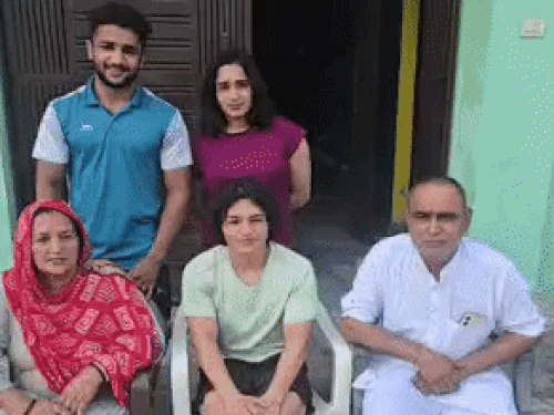 'विनेश फोगाट से मैच का पता चलते ही प्रैक्टिस बढ़ाई':रेसलर मीनाक्षी बोलीं- पहले ही सोच लिया था, गेम तभी जीतूंगी, जब गलतियां कम करूंगी