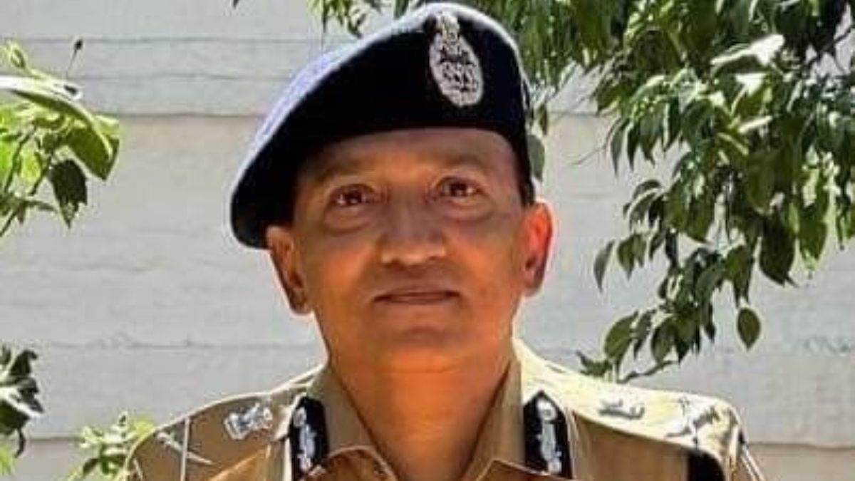 MP के बुरहानपुर का बढ़ा गौरव, 89वीं रैंक वाले IPS आनंद जैन बने लद्दाख के DGP… इंजीनियरिंग छोड़ कर चुनी थी पुलिस सेवा