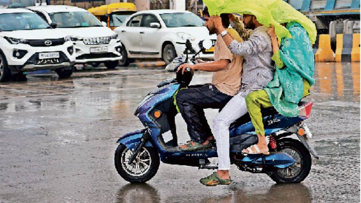 Monsoon in MP: दिनभर उमस के बाद शाम को वर्षा से तरबतर हुआ इंदौर, अगले दो दिन में आएगा मानसून