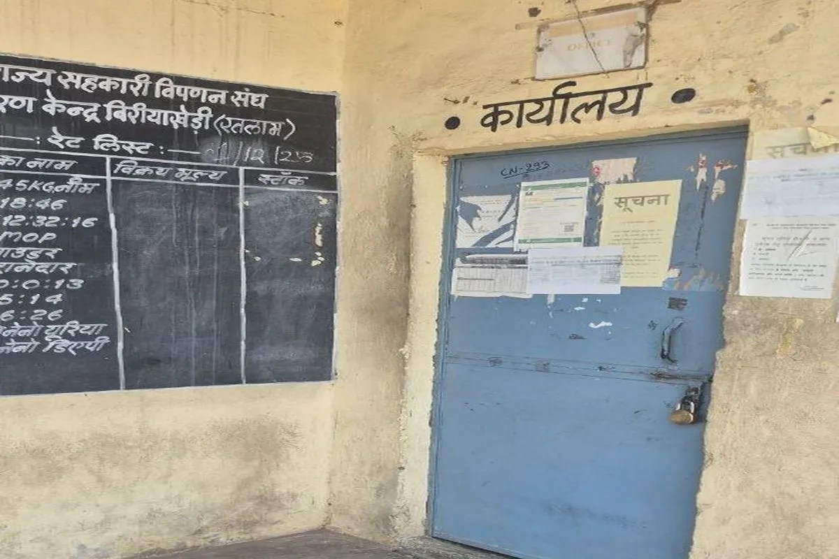 अधिकारी मैदान से गायब : रतलाम में खाद के लिए किसान परेशान | Farmers In Ratlam Are Worried About Fertilizers अधिकारी मैदान से गायब : रतलाम में खाद के लिए किसान परेशान | Farmers In Ratlam Are Worried About Fertilizers