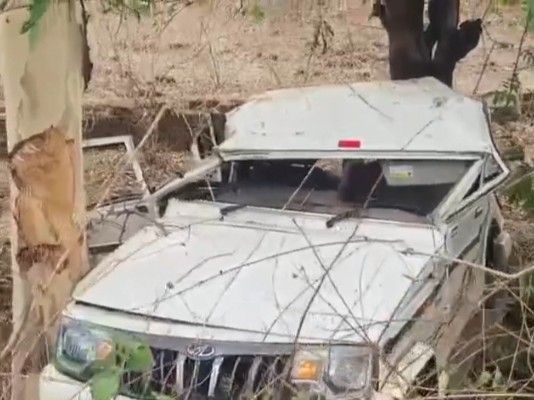 अनूपपुर में टायर फटते ही दूसरे वाहन से टकराया ट्रक: बोलेरो पेड़ से टकराई, चालक की हालत गंभीर – Anuppur News अनूपपुर में टायर फटते ही दूसरे वाहन से टकराया ट्रक: बोलेरो पेड़ से टकराई, चालक की हालत गंभीर – Anuppur News