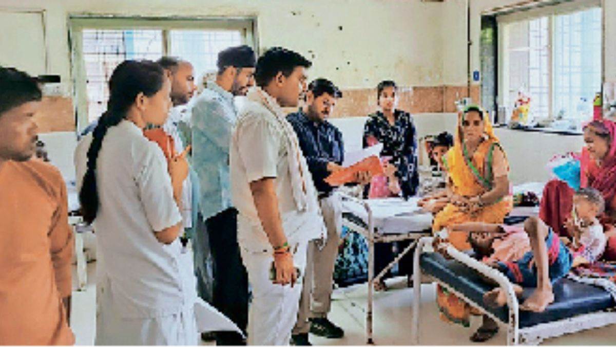 इंदौर के बाद अब गुना में दूषित पानी से बच्चे बीमार, जांच में पीलिया और हेपेटाइटिस-ए पॉजिटिव पाया गया इंदौर के बाद अब गुना में दूषित पानी से बच्चे बीमार, जांच में पीलिया और हेपेटाइटिस-ए पॉजिटिव पाया गया