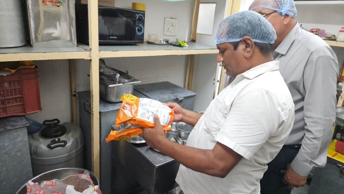 इंदौर के शिशुकुंज स्कूल में लंच के बाद 150 से अधिक बच्चों की बिगड़ी तबीयत, किचन सील इंदौर के शिशुकुंज स्कूल में लंच के बाद 150 से अधिक बच्चों की बिगड़ी तबीयत, किचन सील