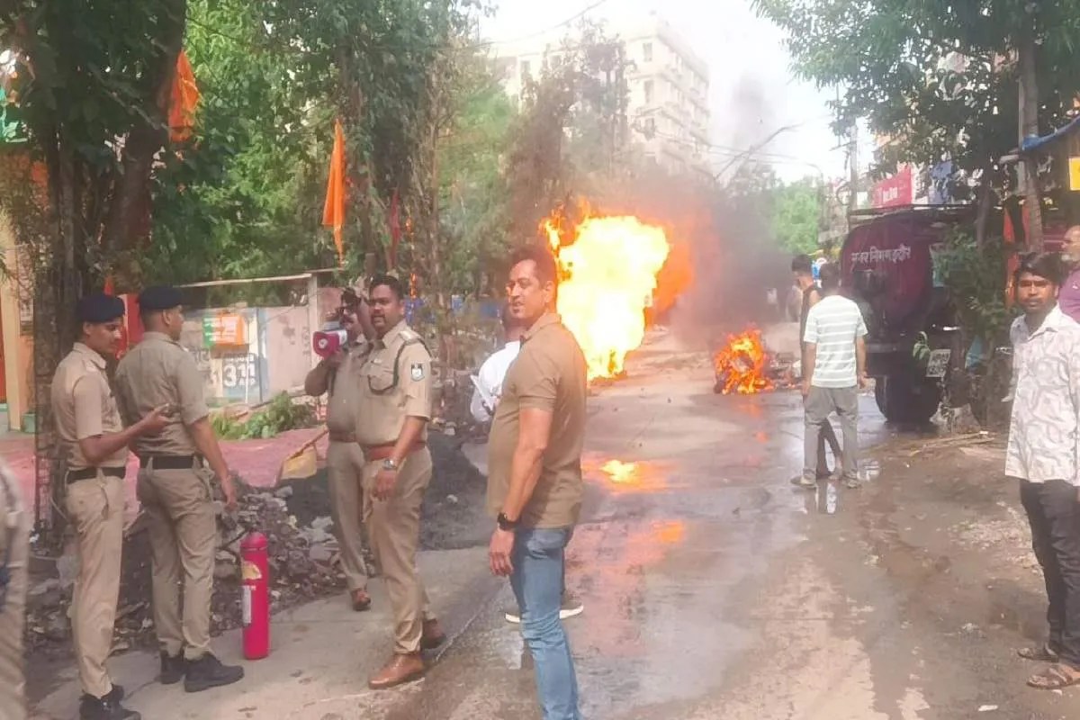 इंदौर में गैस पाइपलाइन में ब्लास्ट के बाद लगी आग, 4 लोग झुलसे | Gas Pipeline Blast Fire 4 People Injured