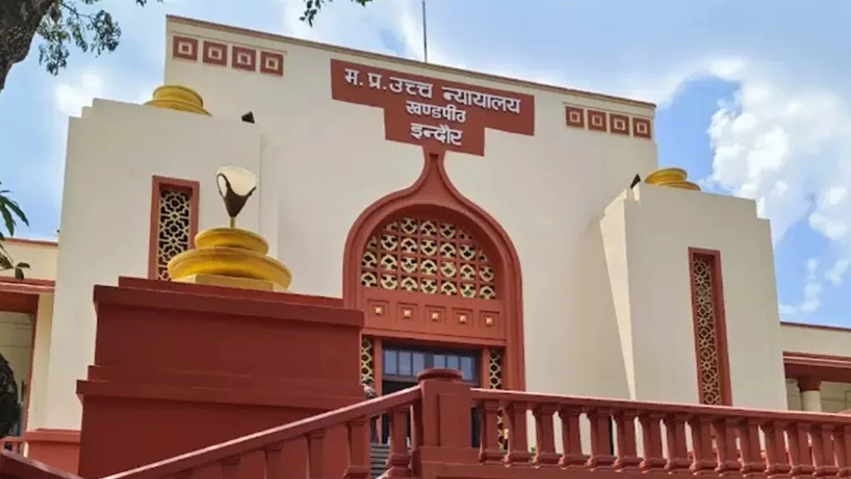 इंदौर हाई कोर्ट पहुंचीं महाकुंभ की वायरल गर्ल, पिता पर लगाया बर्थ सर्टिफिकेट में हेरफेर करने का गंभीर आरोप