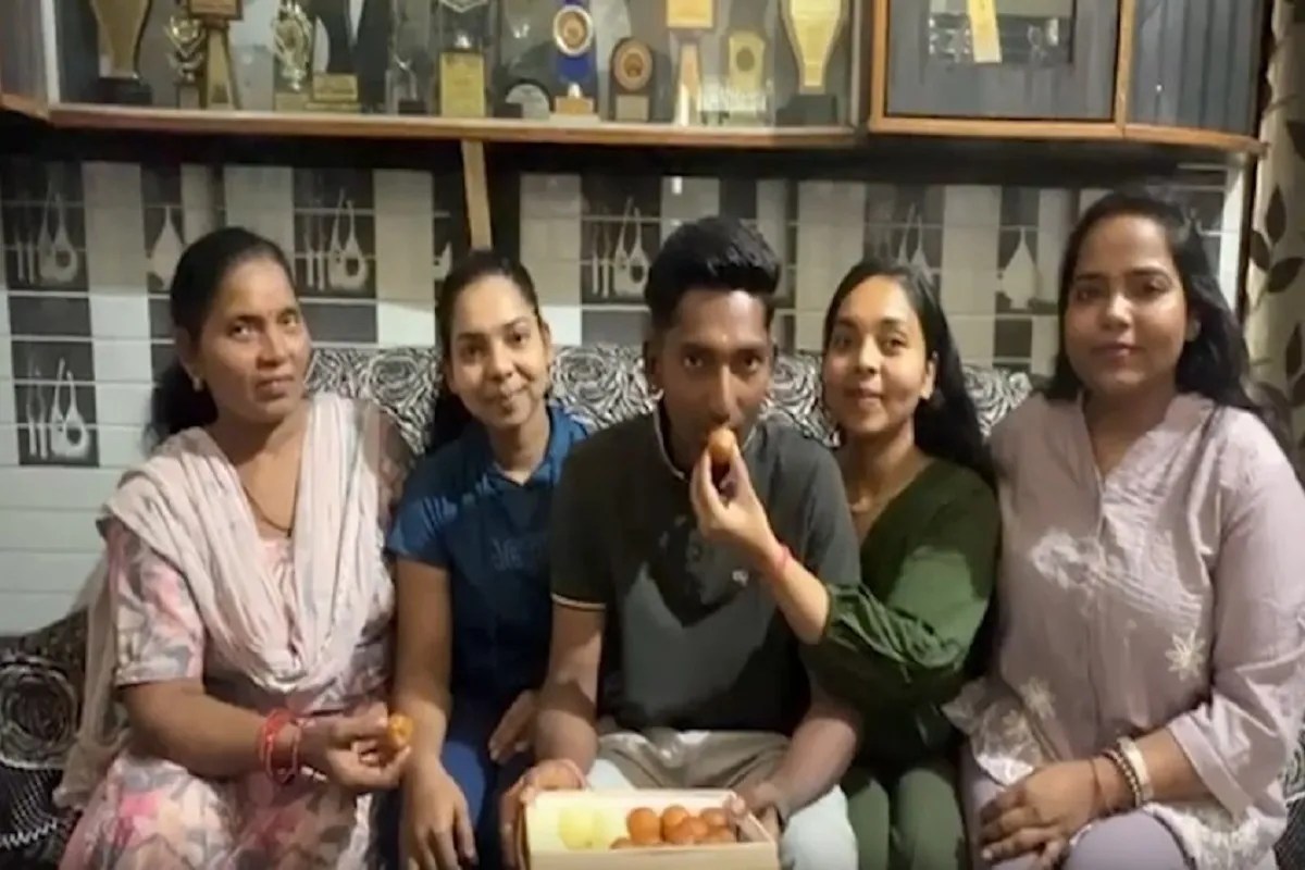 छोले कुलचे बेचने वाले का बेटा अब टीम इंडिया के लिए लगाएगा चौके-छक्के, अंडर-19 क्रिकेट टीम में अर्जुन का चयन छोले कुलचे बेचने वाले का बेटा अब टीम इंडिया के लिए लगाएगा चौके-छक्के, अंडर-19 क्रिकेट टीम में अर्जुन का चयन