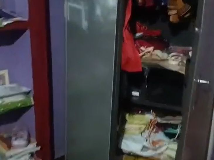 ताले और लॉकर तोड़कर गहने व नकदी ले गए चोर: सतना में जन्मदिन पर मंदिर गया परिवार, घर से दिनदहाड़े 45 लाख की चोरी – Satna News ताले और लॉकर तोड़कर गहने व नकदी ले गए चोर: सतना में जन्मदिन पर मंदिर गया परिवार, घर से दिनदहाड़े 45 लाख की चोरी – Satna News