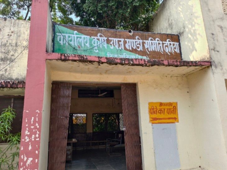 दतिया मंडी में मंगलवार को नहीं होगी नीलामी: शुल्क में बढ़ौतरी के विरोध में बंद रखने का फैसला, व्यापारी बोले- फसल लेकर न आएं किसान – datia News दतिया मंडी में मंगलवार को नहीं होगी नीलामी: शुल्क में बढ़ौतरी के विरोध में बंद रखने का फैसला, व्यापारी बोले- फसल लेकर न आएं किसान – datia News