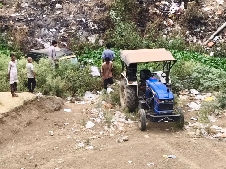 नरसिंहपुर में बड़ा हादसा टला:  न्यूट्रल होने से घाट से लुढ़ककर सींगरी नदी में गिरा ऑटो – Narsinghpur News
