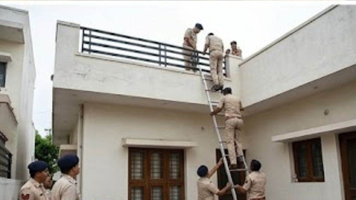 पड़ोसी की छत से कूदकर घर संयुक्त संचालक के घर में घूसी लोकायुक्त पुलिस, ऐसे पकड़ाए कंडवाल पड़ोसी की छत से कूदकर घर संयुक्त संचालक के घर में घूसी लोकायुक्त पुलिस, ऐसे पकड़ाए कंडवाल