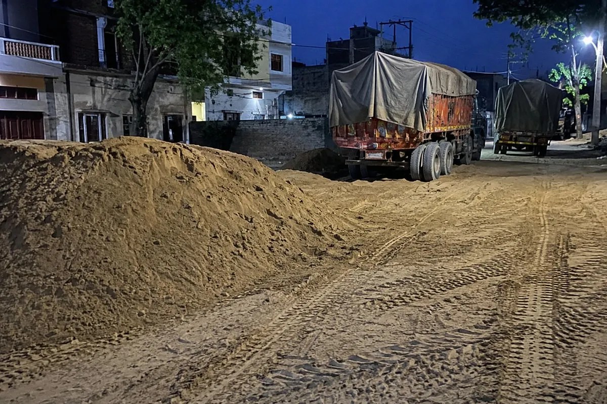 बाॅर्डर सील, फिर भी नहीं थमा रेत का खेल: कॉलोनियों में बन रहे डंपिंग स्टेशन, जमाखोरों की चांदी | Sand Dumping Racket बाॅर्डर सील, फिर भी नहीं थमा रेत का खेल: कॉलोनियों में बन रहे डंपिंग स्टेशन, जमाखोरों की चांदी | Sand Dumping Racket