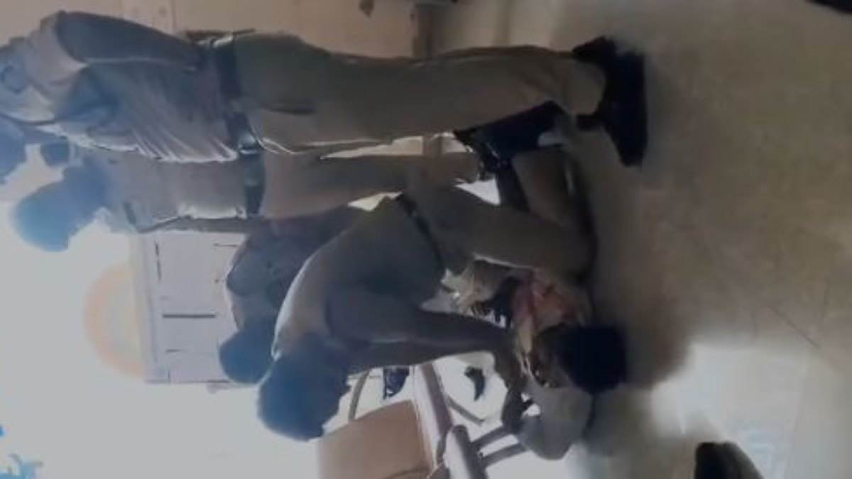 भोपाल पुलिस बनी ‘देवदूत’: कमिश्नर दफ्तर में युवक को आया हार्ट अटैक, 15 मिनट तक नहीं आई एंबुलेंस, जवानों ने CPR देकर बचाई जान भोपाल पुलिस बनी ‘देवदूत’: कमिश्नर दफ्तर में युवक को आया हार्ट अटैक, 15 मिनट तक नहीं आई एंबुलेंस, जवानों ने CPR देकर बचाई जान