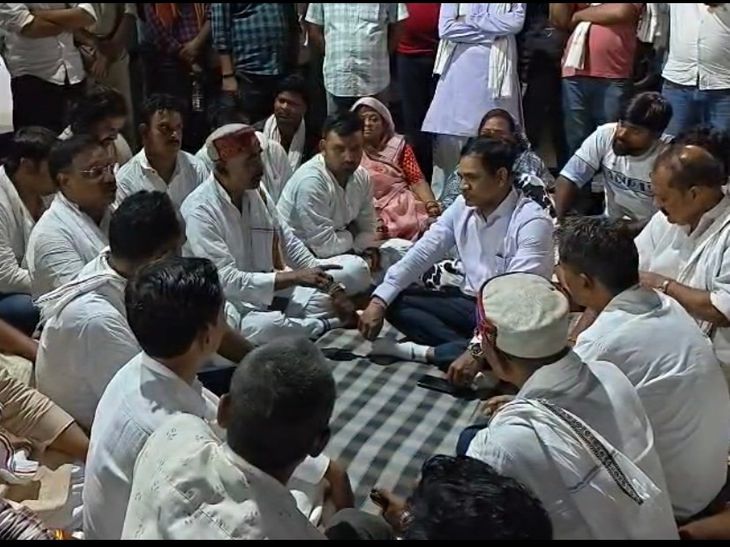 मानपुर में कांग्रेस का छह घंटे धरना: अपर कलेक्टर के आश्वासन पर खत्म; किसानों की 7 सूत्रीय मांगों पर ज्ञापन दिया – Umaria News मानपुर में कांग्रेस का छह घंटे धरना: अपर कलेक्टर के आश्वासन पर खत्म; किसानों की 7 सूत्रीय मांगों पर ज्ञापन दिया – Umaria News