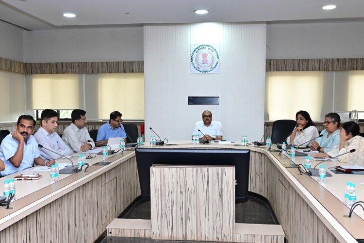 मुख्य सचिव ने सीएम हेल्पलाइन में संवेदनशीलता से काम करने के दिए निर्देश,मुख्य सचिव ने ली उच्च स्तरीय बैठक,,,