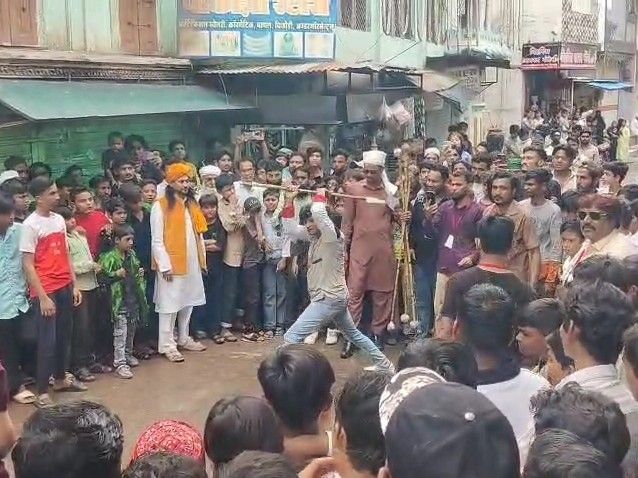 मोहर्रम की सातवीं पर खरगोन में निकले पारंपरिक अखाड़े:  युवाओं ने दिखाए शौर्य करतब, मन्नतों और जुलूसों के बीच पुलिस मुस्तैद रही – Khargone News