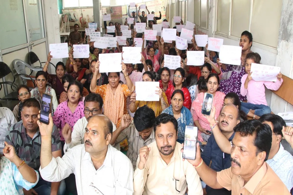 रतलाम के संविदा कर्मियों ने सरकार को भेजे मेल, आज उठाएंगे ये कदम | 120 Contract Workers From Ratlam Sent Emails To The Government